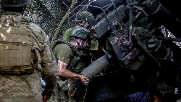 Военнослужащие 67-й механизированной бригады ВСУ заряжают 152-мм гаубицу 2А65 Мста-Б на позиции вблизи прифронтового города Краматорск. - Sputnik Таджикистан