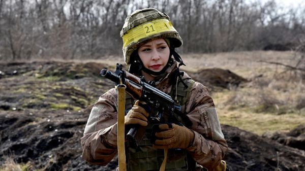 Украинская военнослужащая на военном полигоне в Запорожской области Украины.  - Sputnik Таджикистан