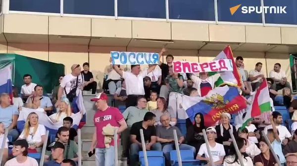Вот такая атмосфера на трибунах матча сборных России и Таджикистана по медиафутболу, передает корреспондент @SputnikTJ - Sputnik Таджикистан