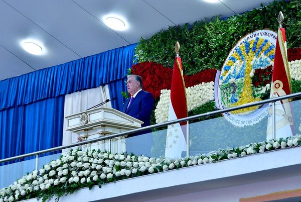 Эмомалӣ Раҳмон кулли сокинони вилояти Хатлонро ба 35-умин солгарди Истиқлоли давлатӣ самимона табрику таҳният гуфта, ба хонадони онҳо хушбахтӣ ва сулҳу оромӣ орзу намуд. - Sputnik Тоҷикистон