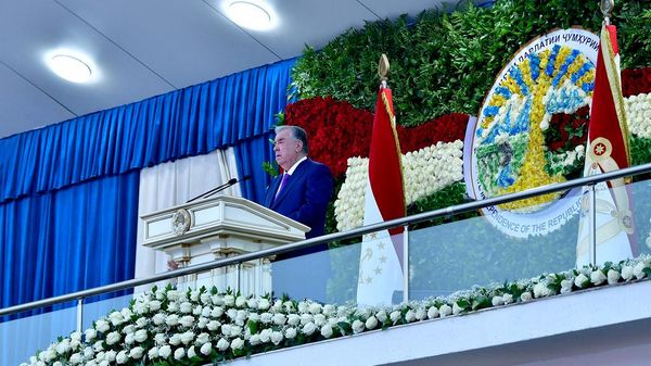 Чорабинии тантанавӣ ба ифтихори ҷашни 35-солагии Истиқлоли давлатӣ дар варзишгоҳи шаҳри Бохтар  - Sputnik Тоҷикистон
