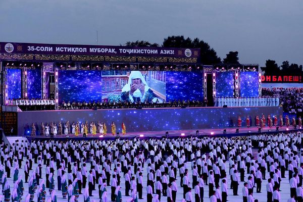 Чорабинии тантанавӣ ба ифтихори ҷашни 35-солагии Истиқлоли давлатӣ дар варзишгоҳи шаҳри Бохтар Чорабинии тантанавӣ ба ифтихори ҷашни 35-солагии Истиқлоли давлатӣ дар варзишгоҳи шаҳри Бохтар - Sputnik Тоҷикистон