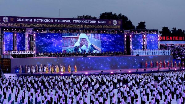 Чорабинии тантанавӣ ба ифтихори ҷашни 35-солагии Истиқлоли давлатӣ дар варзишгоҳи шаҳри Бохтар - Sputnik Тоҷикистон