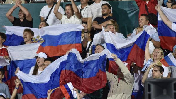 Спорт объединяет: напряженная и одновременно радостная атмосфера царила на трибунах Центрального стадиона Душанбе во время матча медийных сборных России и Таджикистана - Sputnik Таджикистан