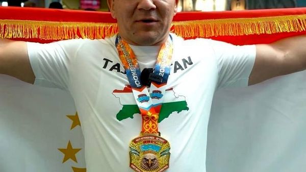 Вазнбардори тоҷик, Муҳаммадалӣ Мирзоев дар мусобиқаи байналмиллалии RAW Open 2026 дар Қазоқистон ҷои аввал гирифт - Sputnik Тоҷикистон