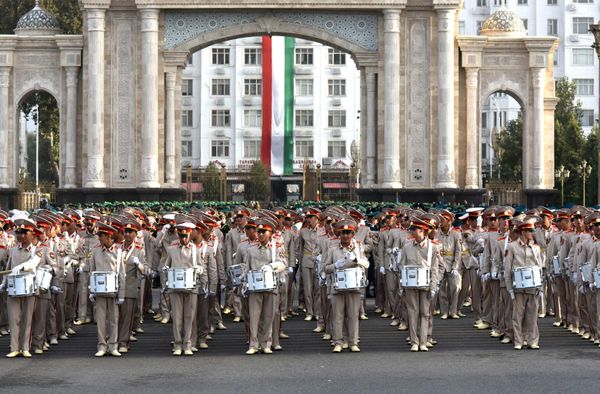 Колонны военнослужащих на торжественной церемонии в столице Таджикистана. - Sputnik Таджикистан