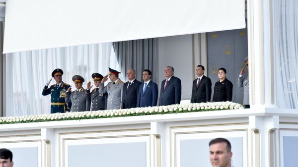 Эмомали Рахмон и должностные лица на параде в Душанбе. - Sputnik Таджикистан