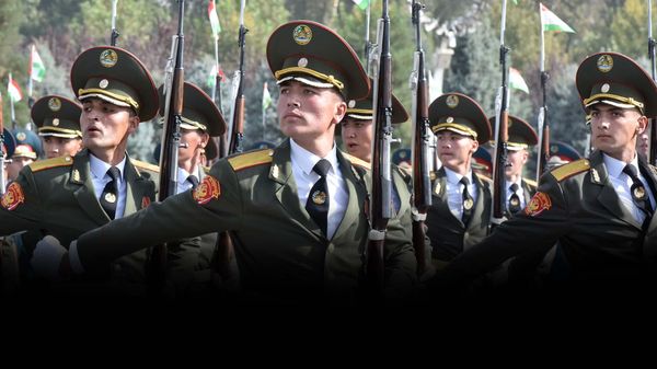В Душанбе прошел военный парад в честь 35-летия независимости. - Sputnik Таджикистан