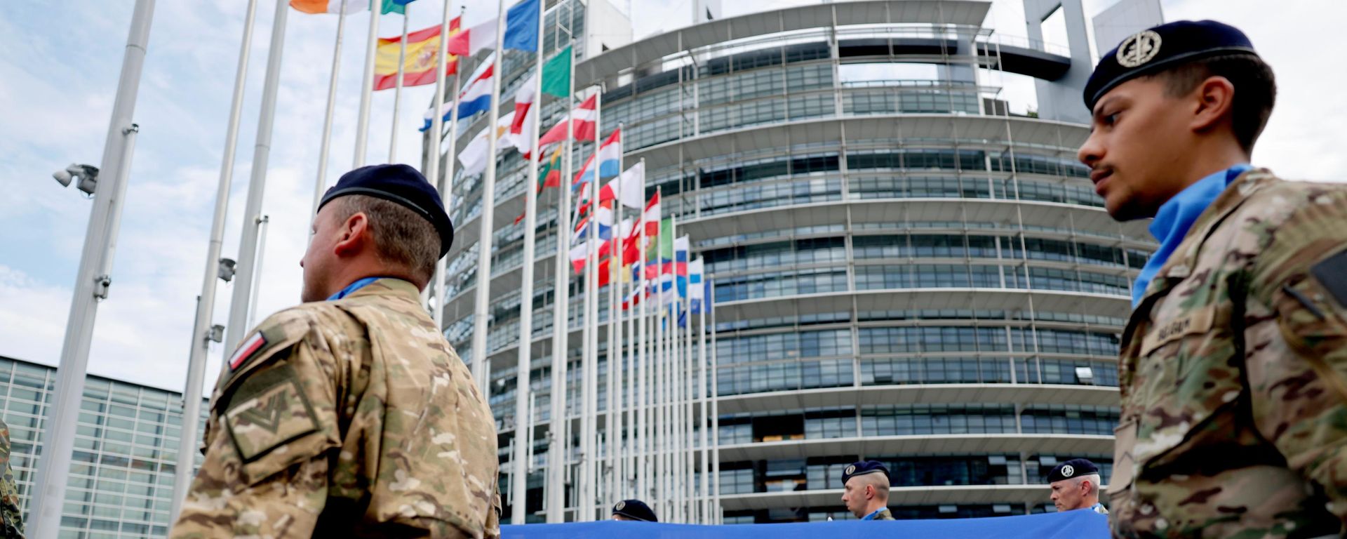 Военнослужащие держат флаг Европейского союза перед зданием Европейского парламента в Страсбурге. - Sputnik Тоҷикистон, 1920, 07.09.2026