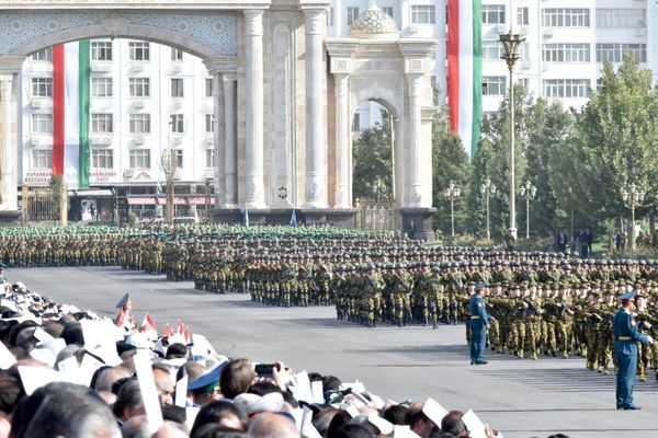 Колонны военнослужащих на торжественном мероприятии в столице Таджикистана. - Sputnik Таджикистан