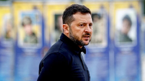 Владимир Зеленский беседует с представителями СМИ в Киеве, Украина, 6 сентября 2026 года.  - Sputnik Тоҷикистон