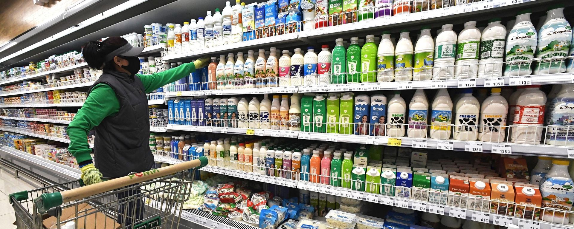 Продавец раскладывает товар в магазине Реми во Владивостоке.  - Sputnik Тоҷикистон, 1920, 09.09.2026