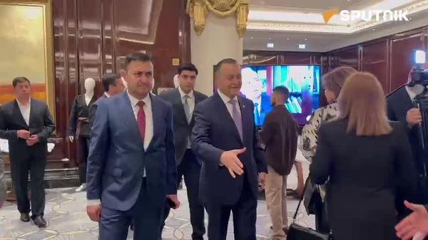 Посол Таджикистана в РФ Давлатшох Гулмахмадзода приветствует гостей на торжественном приеме в честь 35-летия независимости республики в Москве, на видео корреспондента @SptnikTJ - Sputnik Таджикистан