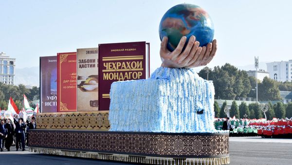Одна из инсталляций, представленная на мирном параде. - Sputnik Таджикистан