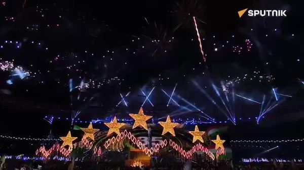 Необычайно яркий салют прогремел в небе над Душанбе по случаю празднования 35-летия независимости Таджикистана - Sputnik Таджикистан