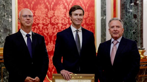 Специальный посланник президента США Стивен Уиткофф, зять президента США Джаред Кушнер и специальный представитель президента РФ по инвестиционно-экономическому сотрудничеству с зарубежными странами Кирилл Дмитриев перед началом встречи с президентом РФ Владимиром Путиным.  - Sputnik Таджикистан