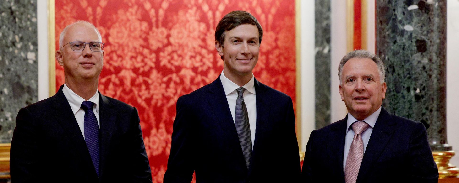 Специальный посланник президента США Стивен Уиткофф, зять президента США Джаред Кушнер и специальный представитель президента РФ по инвестиционно-экономическому сотрудничеству с зарубежными странами Кирилл Дмитриев перед началом встречи с президентом РФ Владимиром Путиным.  - Sputnik Таджикистан, 1920, 10.09.2026