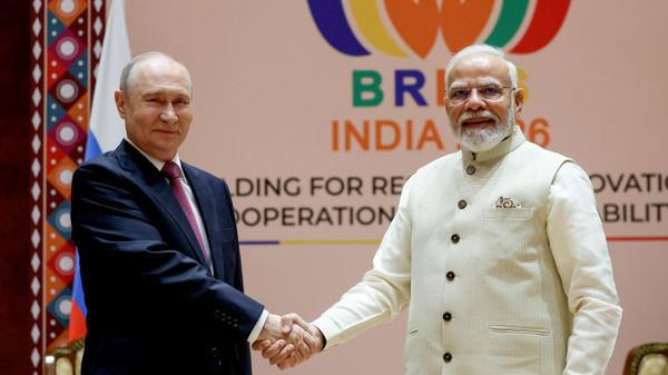 Президент РФ Владимир Путин и премьер-министр Индии Нарендра Моди во время встречи на полях саммита БРИКС в Нью-Дели.  - Sputnik Тоҷикистон