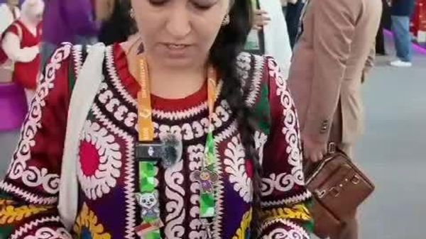 Участница Международного фестиваля молодежи поразила всех таджикским нарядом - Sputnik Таджикистан