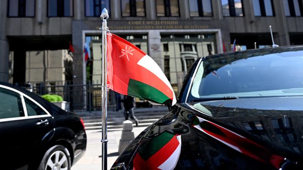 Автомобиль делегации Султаната Оман у здания Совета Федерации РФ. Иллюстративное фото - Sputnik Тоҷикистон