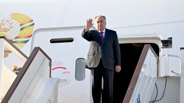 Эмомалӣ Раҳмон барои анҷоми боздиди расмӣ бо як ҳайати калон ба Корея рафт - Sputnik Тоҷикистон