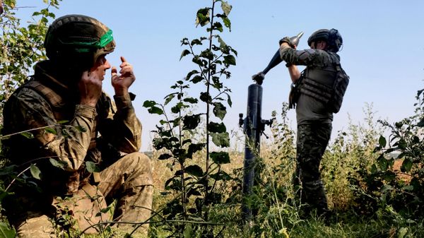 Военнослужащие 13-й бригады оперативного назначения Национальной гвардии Украины Хартия ведут огонь из миномета. - Sputnik Тоҷикистон