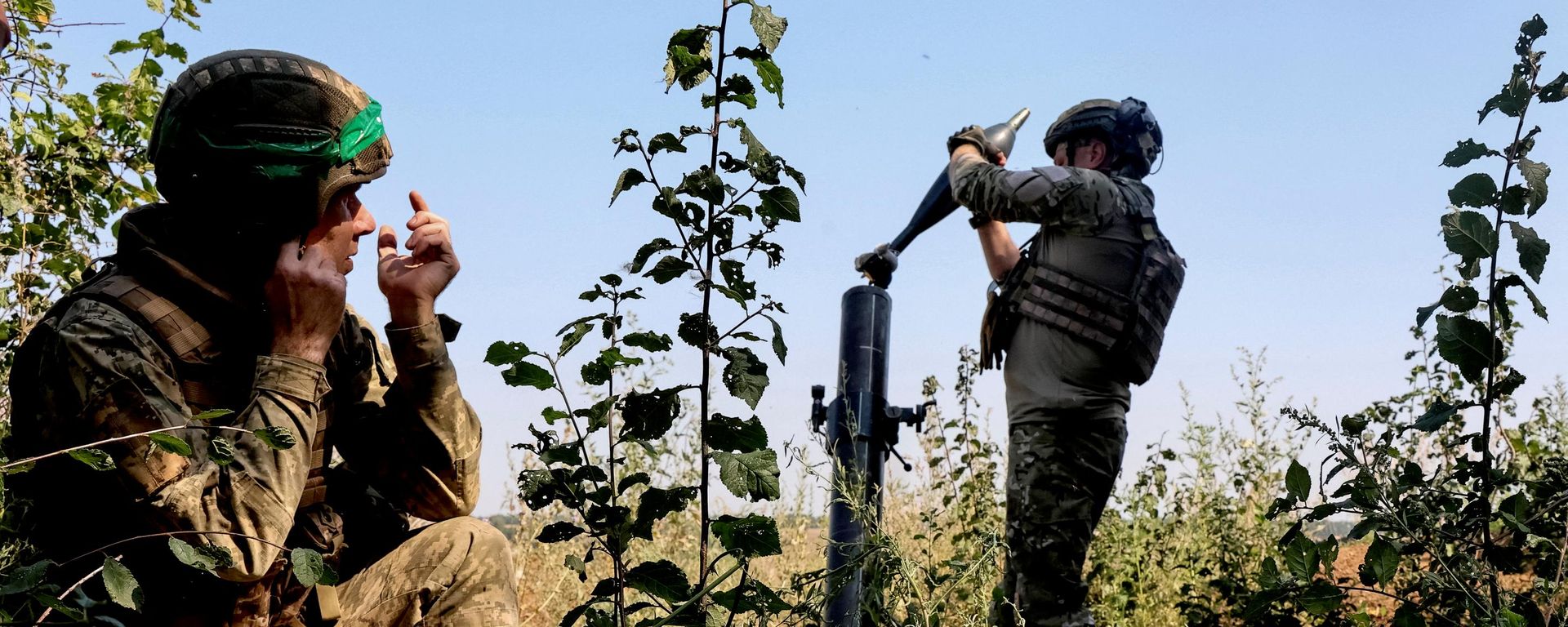Военнослужащие 13-й бригады оперативного назначения Национальной гвардии Украины Хартия ведут огонь из миномета в Харьковской области, Украина, 18 августа 2026 года. - Sputnik Таджикистан, 1920, 03.10.2026
