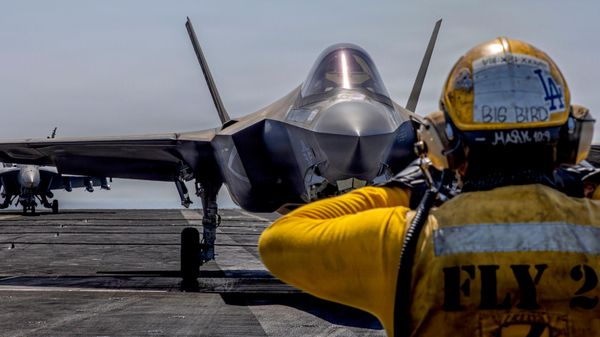 Самолет F-35C Lightning II готовящится к взлету с палубы авианосца USS Abraham Lincoln (CVN 72) в рамках операции Epic Fury. - Sputnik Тоҷикистон