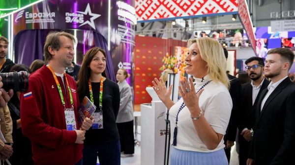Мария Захарова оценила стенд АНО Евразия на Международном фестивале молодежи - Sputnik Таджикистан