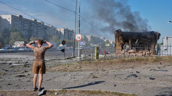 Последствия удара беспилотника по автозаправочной станции в Киеве, 11 сентября 2026 года. - Sputnik Таджикистан