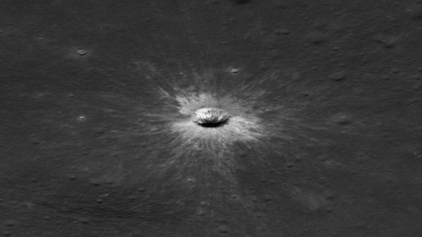 NASA обнаружило на Луне крупнейший из недавно образовавшихся кратеров - Sputnik Таджикистан