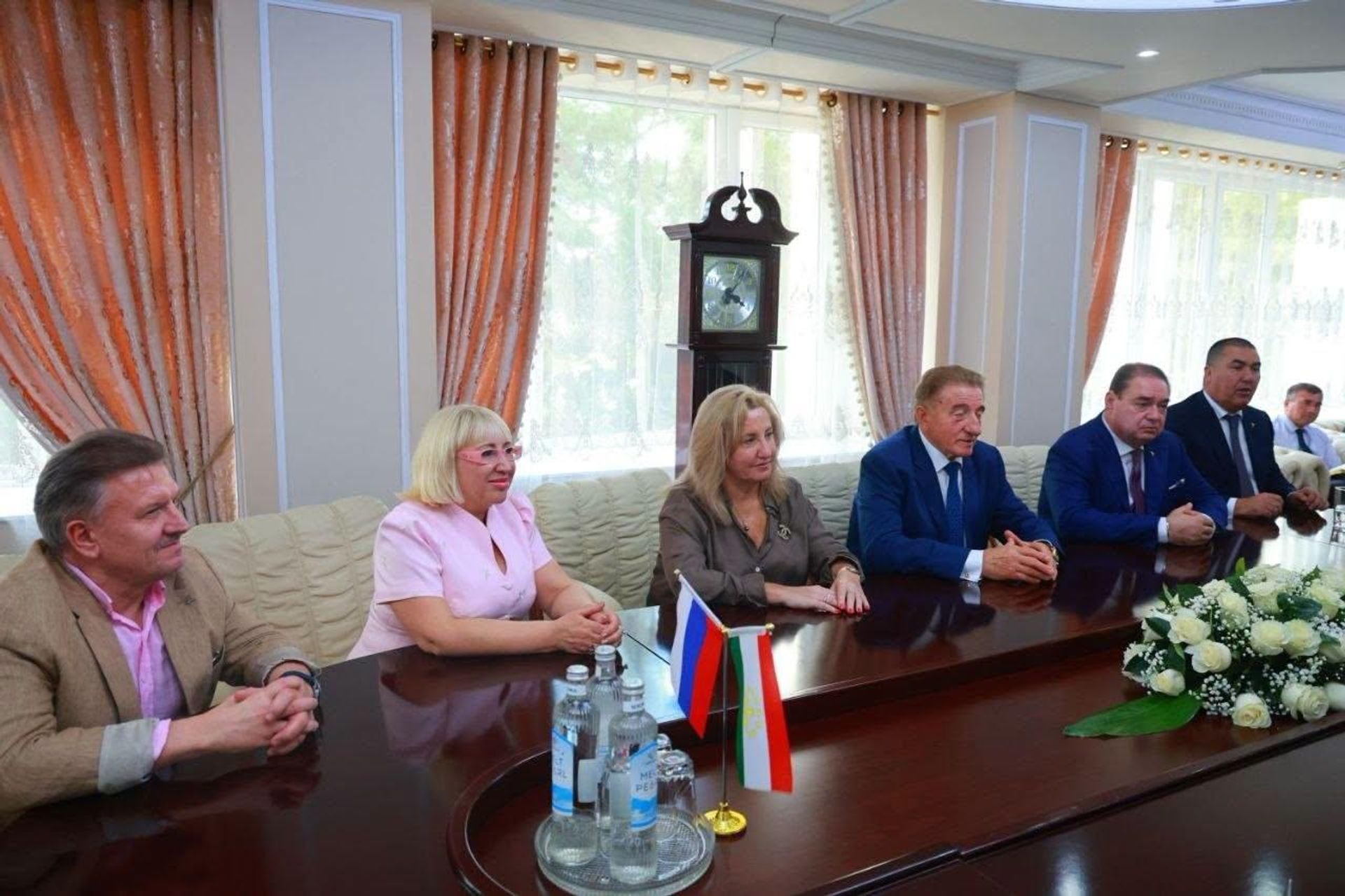 Председатель Согдийской области Раджаб Ахмадзода встретился с представителями государственных органов и российскими предпринимателями. - Sputnik Тоҷикистон, 1920, 17.09.2026