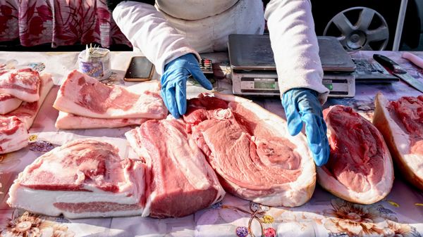 Продажа мясной продукции на сельскохозяйственной ярмарке в Симферополе.  - Sputnik Тоҷикистон