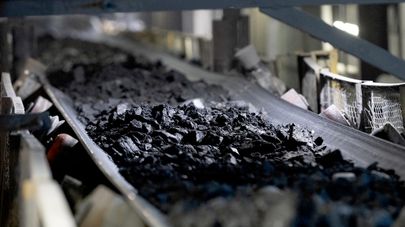 Руда на золотоизвлекательной фабрике (ЗИФ) на горно-обогатительном комбинате "Павлик", расположенном в Тенькинском районе Магаданской области. 