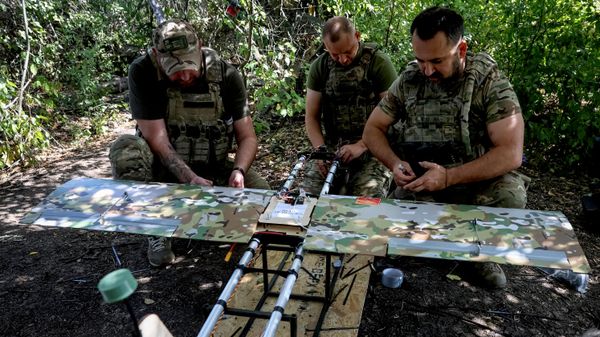 Украинские военнослужащие готовятся запустить ударный беспилотник Блискавка недалеко от линии фронта в Донецкой области Украины; 10 сентября 2026 года. - Sputnik Таджикистан
