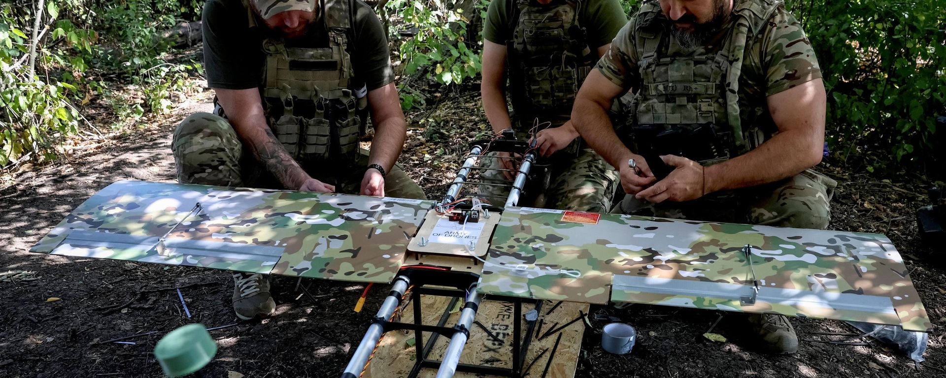 Украинские военнослужащие готовятся запустить ударный беспилотник Блискавка недалеко от линии фронта в Донецкой области Украины; 10 сентября 2026 года. - Sputnik Таджикистан, 1920, 18.09.2026
