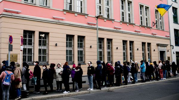 Украинские беженцы у консульского отдела посольства Украины в Берлине 1 апреля 2022 года. - Sputnik Таджикистан