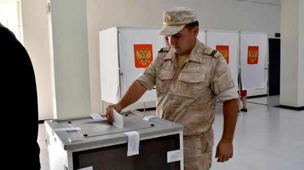 Раъйдиҳӣ барои интихоби вакилон ба Думаи давлатии Русия дар пойгоҳи низомии 201-ум дар Тоҷикистон ҷараён дорад Раъйдиҳӣ барои интихоби вакилон ба Думаи давлатии Русия дар пойгоҳи низомии 201-ум дар Тоҷикистон ҷараён дорад - Sputnik Таджикистан