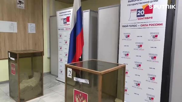 Интихобкунандагон дар Душанбе то охири кори нуқтаи овоздиҳӣ барои раъйдиҳӣ ба номзадашон дар Думаи давлатӣ ҳозир мешуданд - Sputnik Тоҷикистон