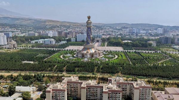 Тоҷикистон дар минтақае, ки аз муддатҳо пеш фасод ва заволи маънавӣ аз дарун онро мепӯсонад, ба ростӣ ҳамчун воҳае аз субот, амният, рифоҳ, оромиш ва ризояти иҷтимоӣ ба назар мерасад, - пажуҳишгари покистонӣ - Sputnik Тоҷикистон