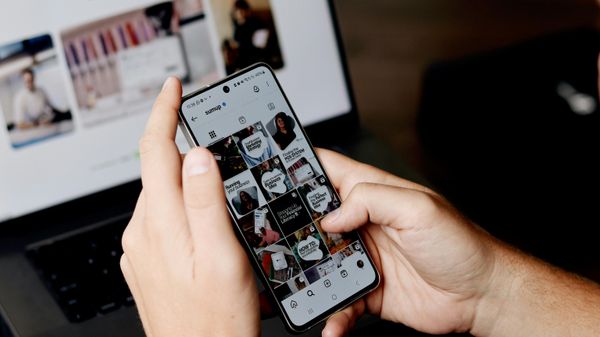 Социальные сети на экране смартфона. Социальные сети на экране смартфона. - Sputnik Таджикистан