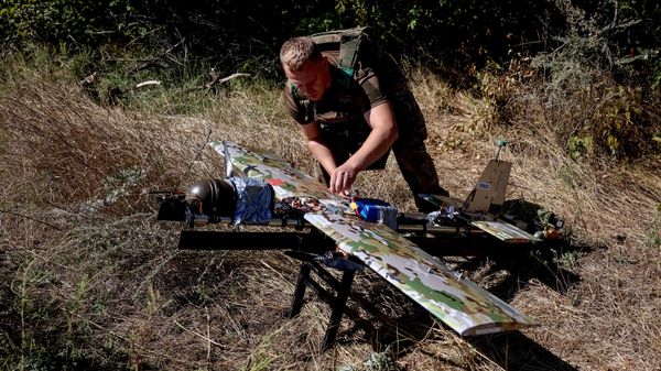 Украинский военнослужащий готовится запустить ударный беспилотник недалеко от линии фронта в Донецкой области Украины. - Sputnik Тоҷикистон