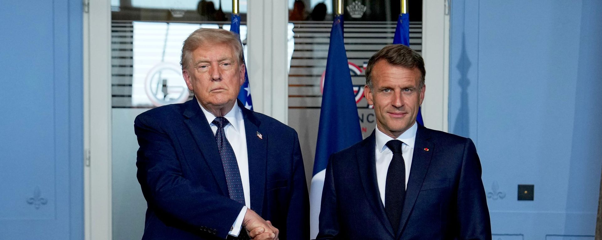Президент США Дональд Трамп и президент Франции Эммануэль Макрон во время двусторонней встречи на полях саммита Большой семерки (G7) 15 июня 2026 года.  - Sputnik Тоҷикистон, 1920, 22.09.2026