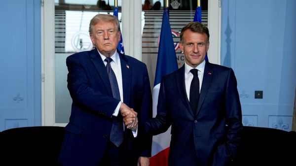 Президент США Дональд Трамп и президент Франции Эммануэль Макрон во время двусторонней встречи на полях саммита Большой семерки (G7) 15 июня 2026 года.  - Sputnik Тоҷикистон