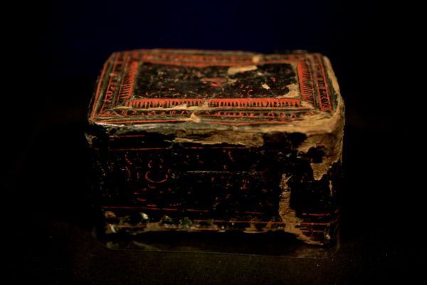 Китайская лаковая шкатулка I века н. э. — погребальный дар, предназначавшийся женщине из позднескифской среды, — представлена ​​на выставке "Крым: золото и тайны Черного моря", Нидерланды. - Sputnik Таджикистан