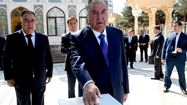Раисҷумҳури Тоҷикистон аз чойхонаи навсозишудаи Сирдарё дар Хуҷанд боздид кард - Sputnik Тоҷикистон