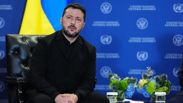 Владимир Зеленский во время встречи на полях Генеральной Ассамблеи ООН 22 сентября 2026 года. Владимир Зеленский во время встречи на полях Генеральной Ассамблеи ООН 22 сентября 2026 года. - Sputnik Таджикистан