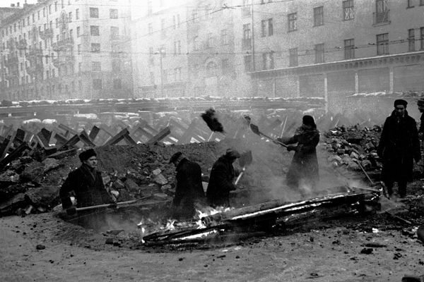 Жители города строят противотанковые укрепления. - Sputnik Таджикистан