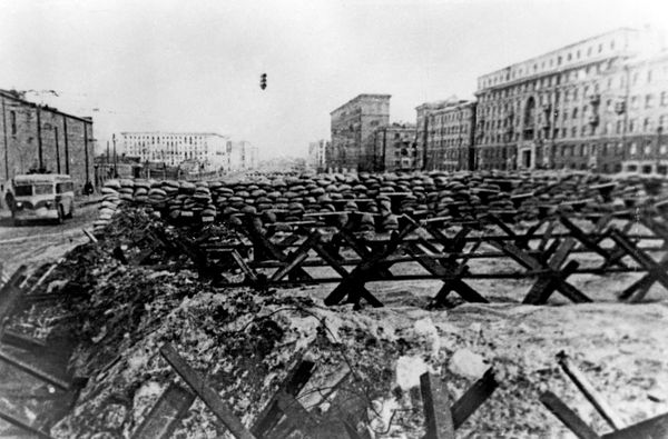 Баррикады на улицах Москвы. Можайское шоссе. - Sputnik Таджикистан