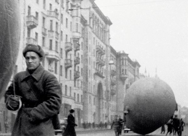 Московские войска аэростатов заграждения на Тверской улице. Кадр из документального фильма "Москвичи в 1941". - Sputnik Таджикистан